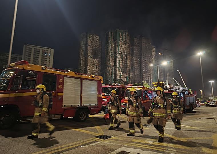 Bomberos involucrados en las labores de rescate